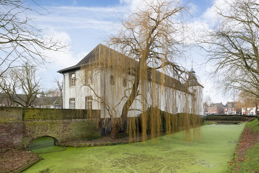 the kasteelhof at the pond